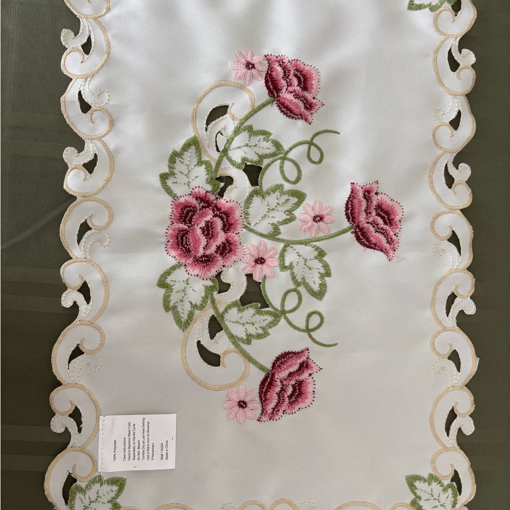 4 rose floral placemats in very good condition! Pinks and Maroons. - Picture 7 of 10